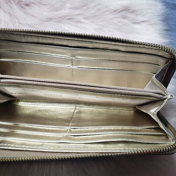 100% authentic Micheal Kors jet set wallet - Picture 4 of 7